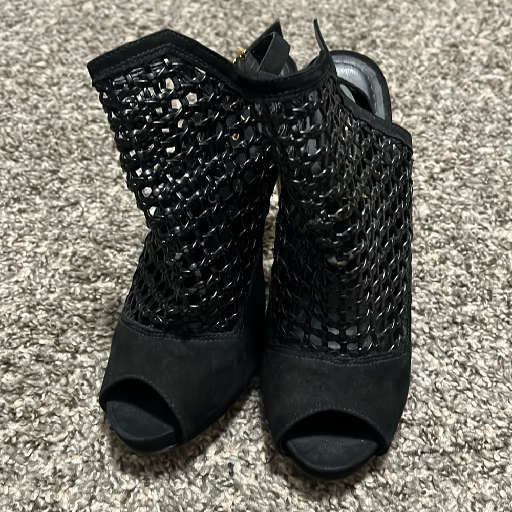 Size 9 black heels with gold accent